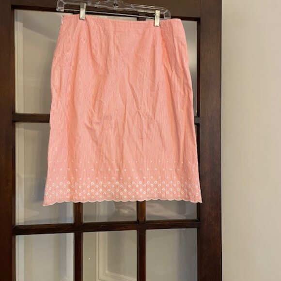 LOFT Seersucker Skirt in Salmon, Size 10 - Picture 4 of 5